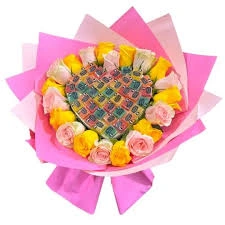 Ramo de flores rosas importadas y bombones de fruta corazon